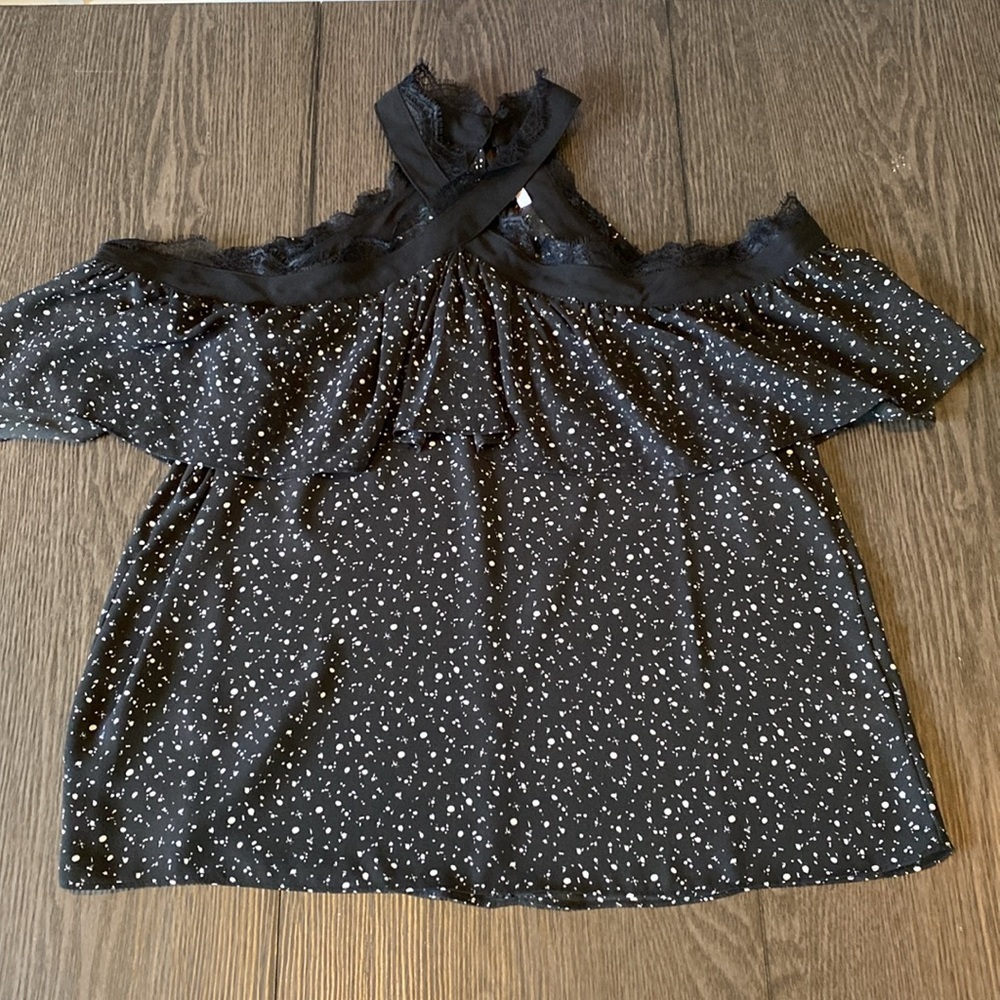 BAR III cold shoulder blouse. Criss-cross neck. Black/white pattern.Size L. - Picture 8 of 15